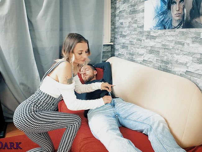 Download: EdenDark_official - Wieder auf der Couch eingeschlafen? Ich wecke ihn auf meine Art! ?