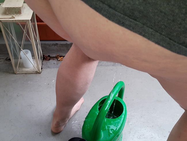 Download: Eheflittchen68 - Pisslust - in Gießkanne auf dem Balkon gepisst