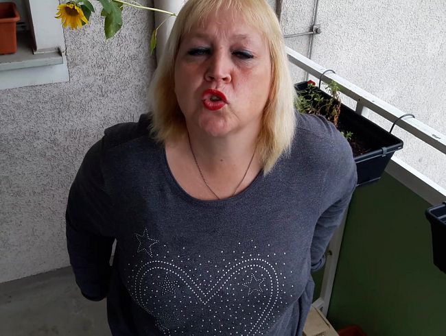 Download: Eheflittchen68 - Pisslust - in Gießkanne auf dem Balkon gepisst
