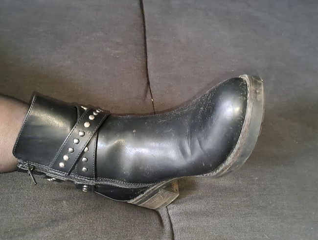 Download: Eheflittchen68 - Los, leck deiner Herrin die Stiefel sauber - POV