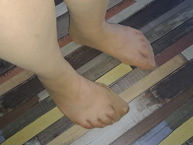 Download: Eheflittchen68 - Nylonwalk - Füsse in Strumpfhose