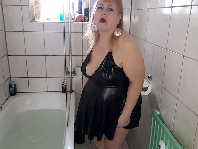 Download: Eheflittchen68 - Im stehen vor dir ins Klo gepinkelt