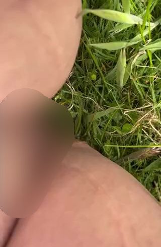 Download: EinsameEhefrau04 - Blasse leeren auf einer Wiese