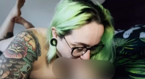 Download: ElizabethHunny - Mit Lippenstift an einem Dildo lutschen