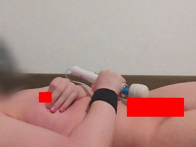 Download: Elviye - 19-Jähriges trans Mädchen spielt intensiv mit Massagestab und zeigt alles