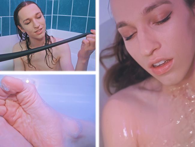 Download: EmilyAdaireTS - Entspannung in der Badewanne – mit meinem 50cm Dildo!