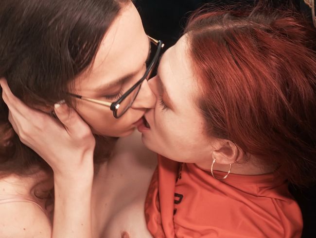 Download: EmilyAdaireTS - Ich wollte lernen an der Stange zu tanzen, stattdessen will die Tanzlehrerin meinen dicken Schwanz