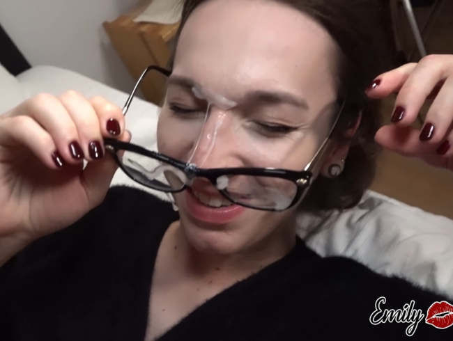 Download: EmilyAdaireTS - BRILLE VOLLGESPRITZT - eigentlich wollte ich nur in Ruhe Lesen...