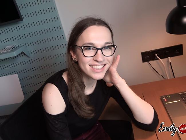 Download: EmilyAdaireTS - Ich bin doch nicht so eine brave Studentin? Mitbewohner stört mich beim Lernen um mich zu ficken!