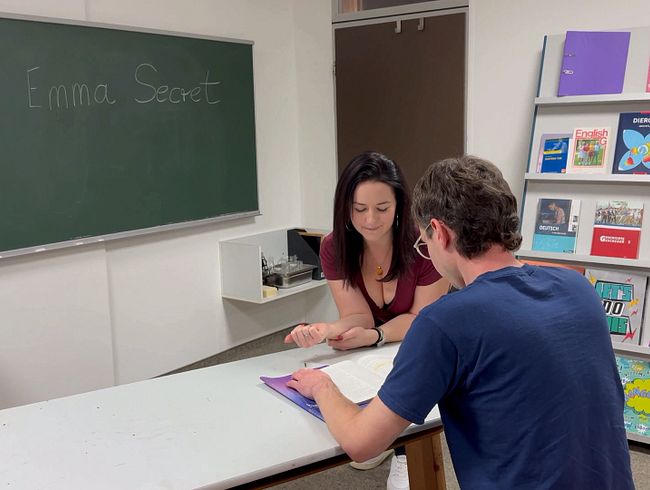 Download: EmmaSecret - Ist das nicht verboten?! Nachhilfe für JUNGFICKER im Klassenraum!