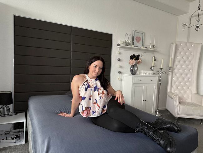 Download: EmmaSecret - Würdest du das auch machen?! CREAMPIE vom Hausfreund!