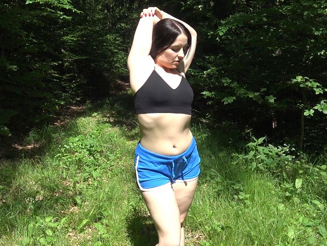 Download: EmmaSecret - OUTDOOR CREAMPIE! Teenyschlampe im Wald gefickt!