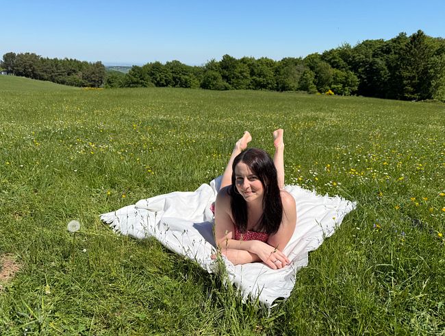 Download: EmmaSecret - Vom Bauern erwischt – und direkt auf dem Feld durchgefickt!