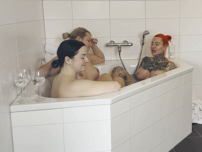 Download: EmmaSecret - Das sollte NIEMAND sehen… aber es ist passiert! Extremer Gruppensex im Whirlpool!