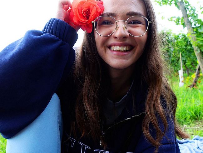 Download: Emmi-Hill - Outdoor-Wichsanleitung! Meine langen Schamlippen wackeln im Wind, während ich dich anleite!