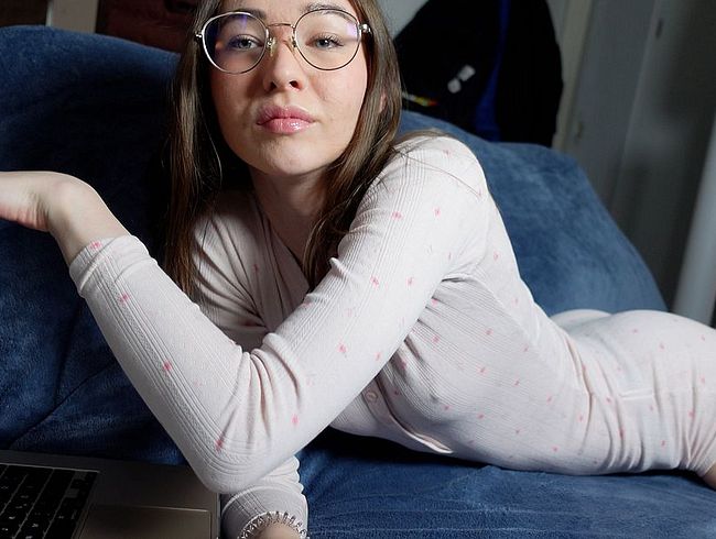 Download: Emmi-Hill - CHILL