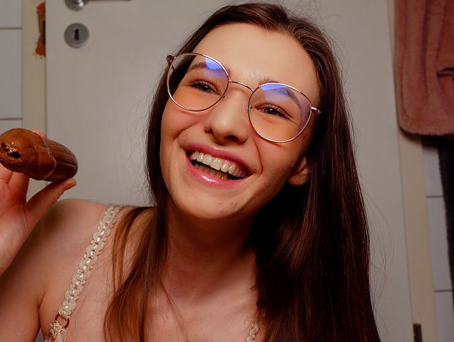 Download: Emmi-Hill - Dem Schokomann schmeckt meine Fotze!