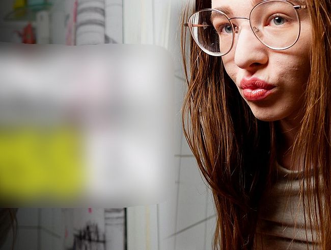 Download: Emmi-Hill - BEIM PISSEN GEFINGERT!