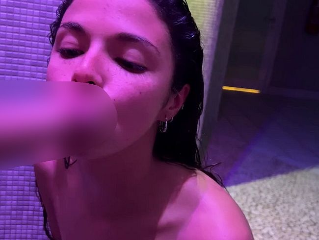 Download: EmyRose - RISKANT: ER erkennt mich im SPA und fickt mich AO!