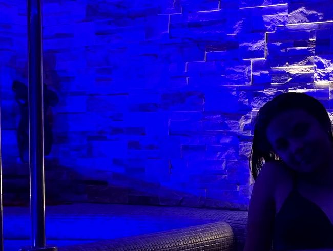 Download: EmyRose - Kommst du mit mir Baden? Teasing im öffentlichen Spa!