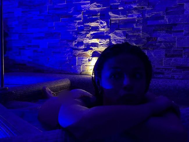 Download: EmyRose - Kommst du mit mir Baden? Teasing im öffentlichen Spa!