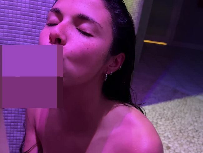 Download: EmyRose - Werde im Spa erkannt und geil durchgefickt inklusive perversen Blowjob!