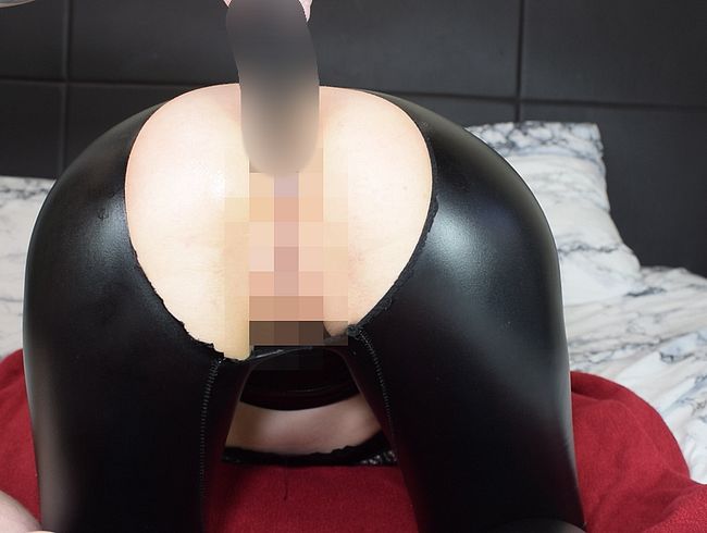 Download: Erect_Dick - Dehnen mit Buttplugs in Lederleggings!