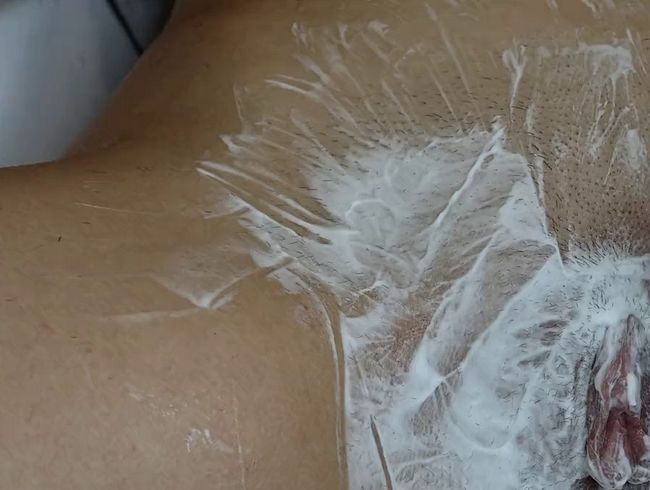 Download: Erect_Dick - Nahaufnahme der Rasur der behaarten Muschi mit Trimmer und Rasierer!