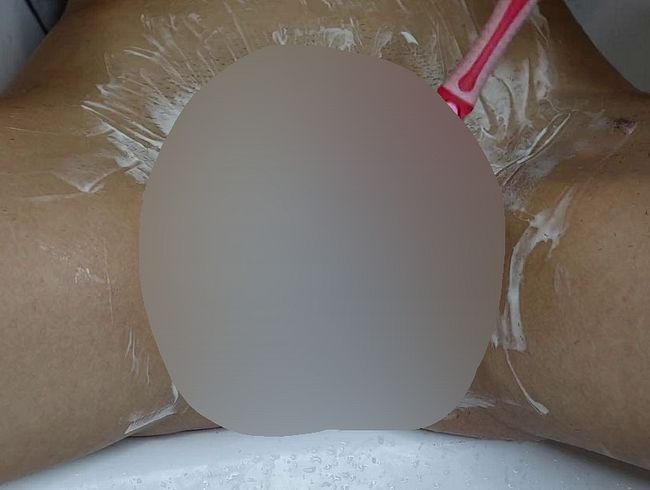 Download: Erect_Dick - Nahaufnahme der Rasur der behaarten Muschi mit Trimmer und Rasierer!