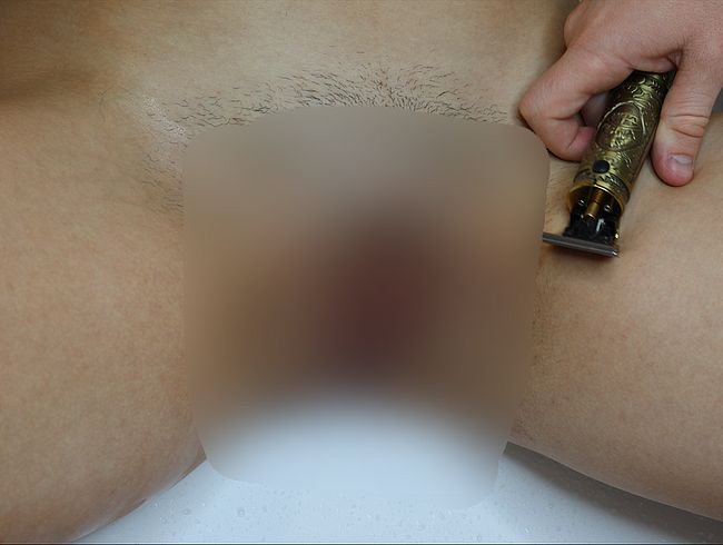 Download: Erect_Dick - Eine behaarte Muschi mit Trimmer und Rasierer und Rasierschaum rasieren! Nahaufnahme!