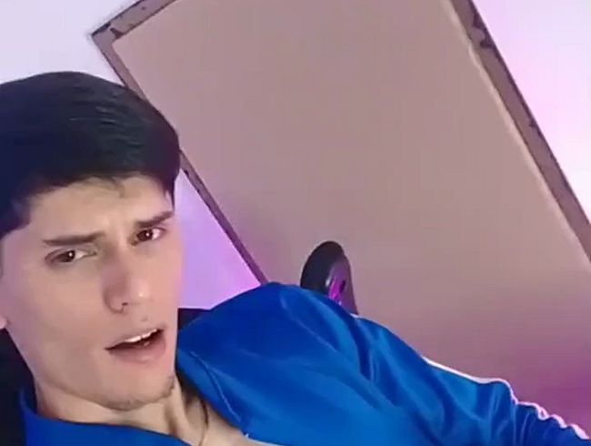 Download: EthanColeman - Latino-Junge mit tollem 20-cm-Schwanz und brennenden Bauchmuskeln