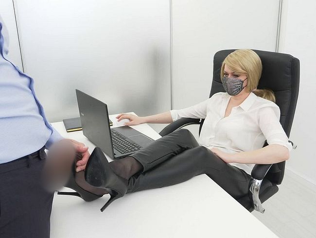 Download: EvaGrant - Büro-MILF-Footjob in Nylons, Rimming und Sperma auf bestrumpften Füßen