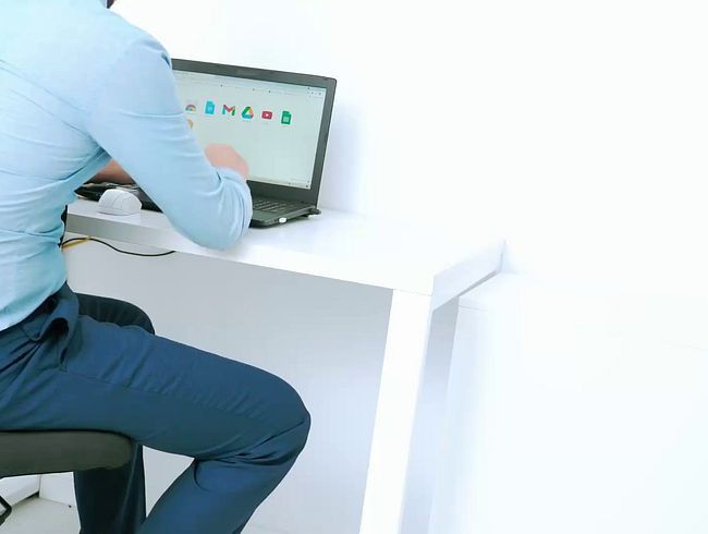 Download: EvaGrant - Die nuttige Sekretärin des Chefs in roten Höschen fickt sich einen Creampie