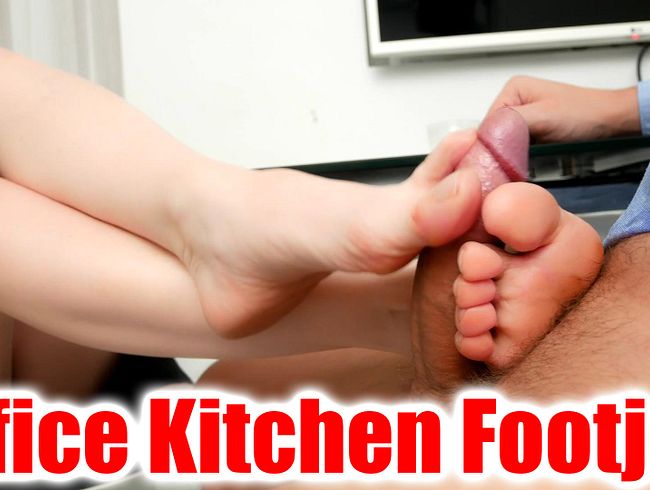 Download: EvaGrant - Büro-MILF neckt Kollegen mit Footjob und Höschen-Arsch-Spiel