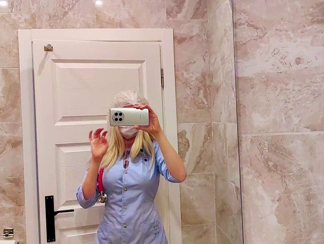 Download: EvaGrant - Vollbusige Krankenschwester nimmt vor ihrer Schicht ein freches Selfie auf