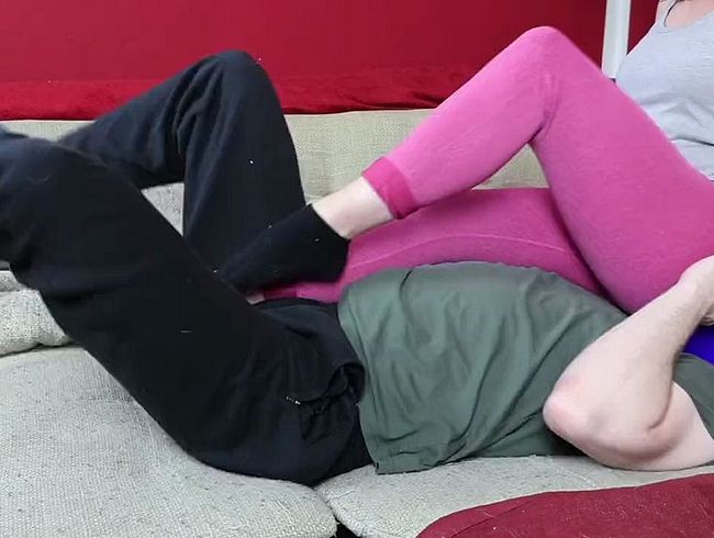 Download: Femdom-Jozi - Ich sitze auf dem Gesicht meines Sklaven und tritt in dabei in die Eier