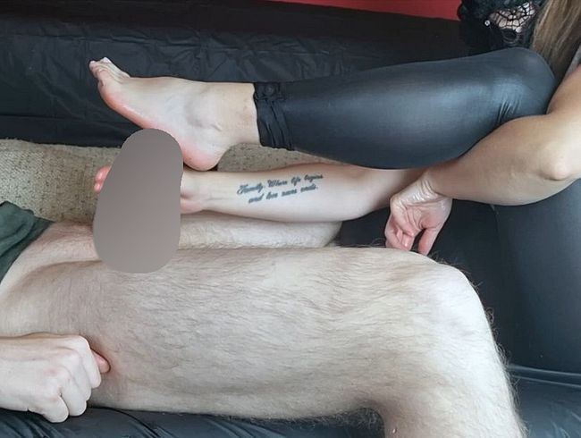 Download: Femdom-Jozi - Sehr langer kanten handjob und Fußjob mit Ringvibrator, ich reibe meine Sohlen an seiner Eichel