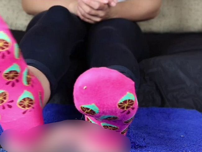 Download: Femdom-Jozi - CBT trampling auf Cockbox mit Bunten sneaker Socken