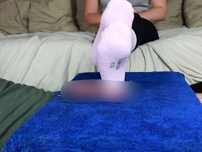 Download: Femdom-Jozi - Nach dem Sport erstmal den Schwanz und Eier meine Sklaven bearbeiten auf einer Cockbox , Femdom Jozi