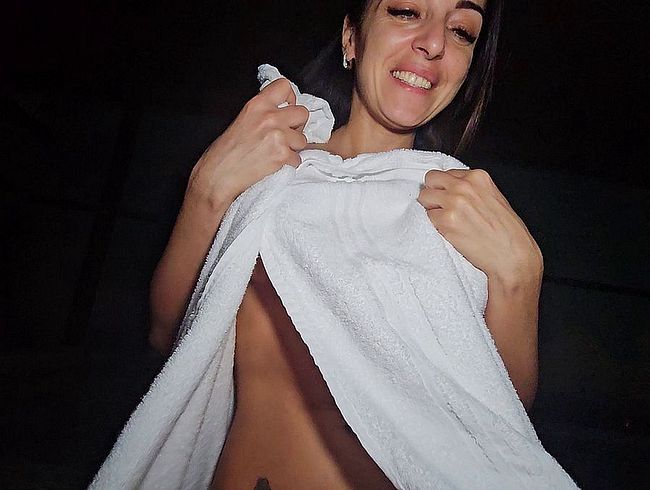 Download: Ferreroxlive - Sie bittet mich, ihr ins Spa zu folgen, um von einem riesigen Schwanz hart gefickt zu werden