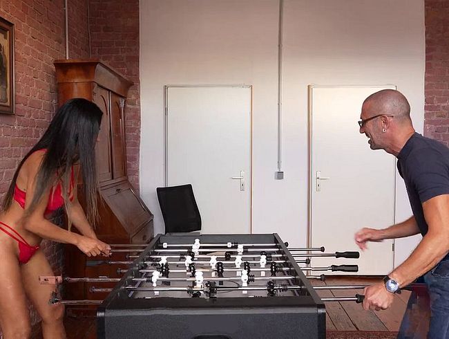 Download: Ferreroxlive - Sie verliert das Tischfußballspiel und bezahlt ihren Einsatz.