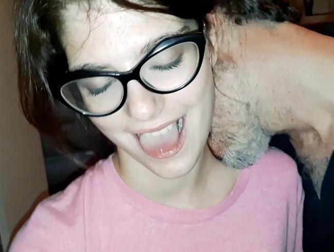 Download: Ferreroxlive - Una giovane troia Italiana si riempie la bocca di tre Papà arrapati