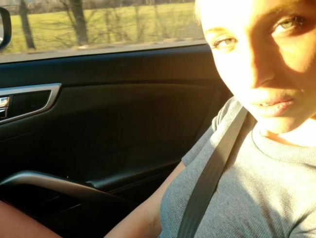 Download: Ferreroxlive - Eine junge italienische Schlampe saugt in einer Bar auf der Autobahn und wird im Männerbad gefickt