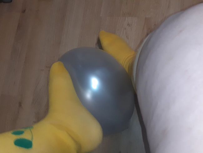 Download: Fetischpaar2013 - Overknee strümpfe und Luftballon