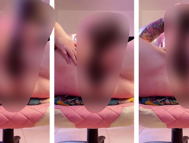 Download: Fetish_Girl - Pussyspiel mit riesigem schwarzen Dildo auf dem Stuhl