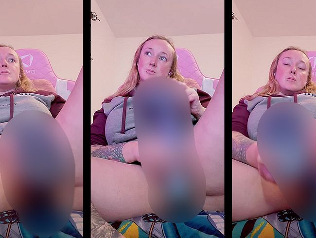 Download: Fetish_Girl - Pussyspiel mit riesigem blauen Spielzeug