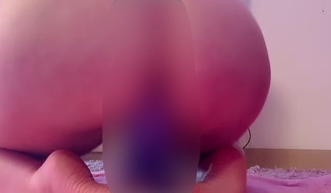 Download: Fetish_Girl - reitet 3 riesige Spielzeuge, Arsch zur Kamera