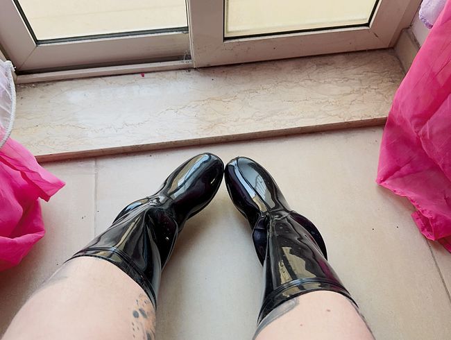 Download: Fetish_Girl - verehre meine neuen Gummistiefel