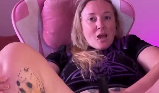 Download: Fetish_Girl - Pussyspiel in Hausschuhen