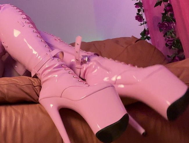 Download: Fetish_Girl - in kleinen Höschen und rosa hohen Kniestiefeln